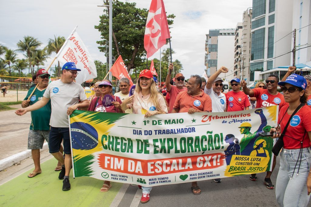 Presidente do Sindicato dos Urbanitários de Alagoas, Dafne Orion, mobiliza a categoria em manifestação pelo fim da escala 6x1.