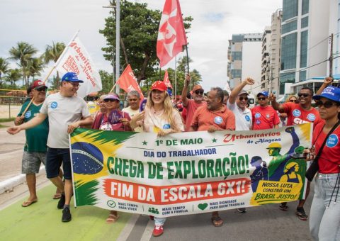 Presidente do Sindicato dos Urbanitários de Alagoas, Dafne Orion, mobiliza a categoria em manifestação pelo fim da escala 6x1.